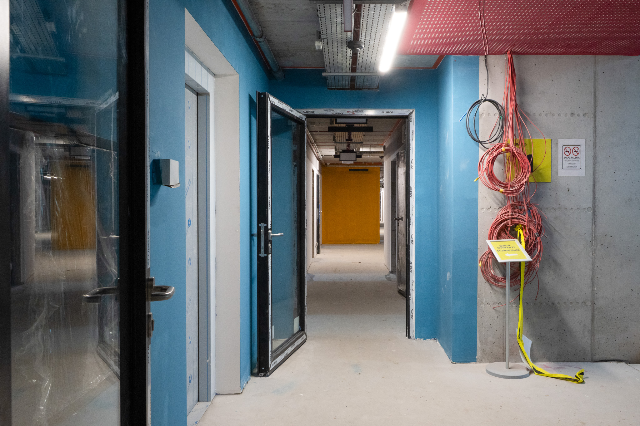 Prace instalacyjne i okablowanie na obiekcie Wita Stwosza w Krakowie